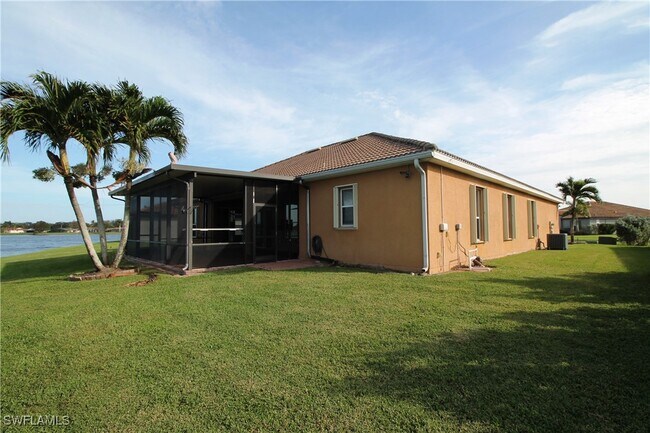 2086 Grove Dr in Naples, FL - Foto de edificio - Building Photo