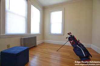 74 Hunnewell Ave in Boston, MA - Foto de edificio - Building Photo