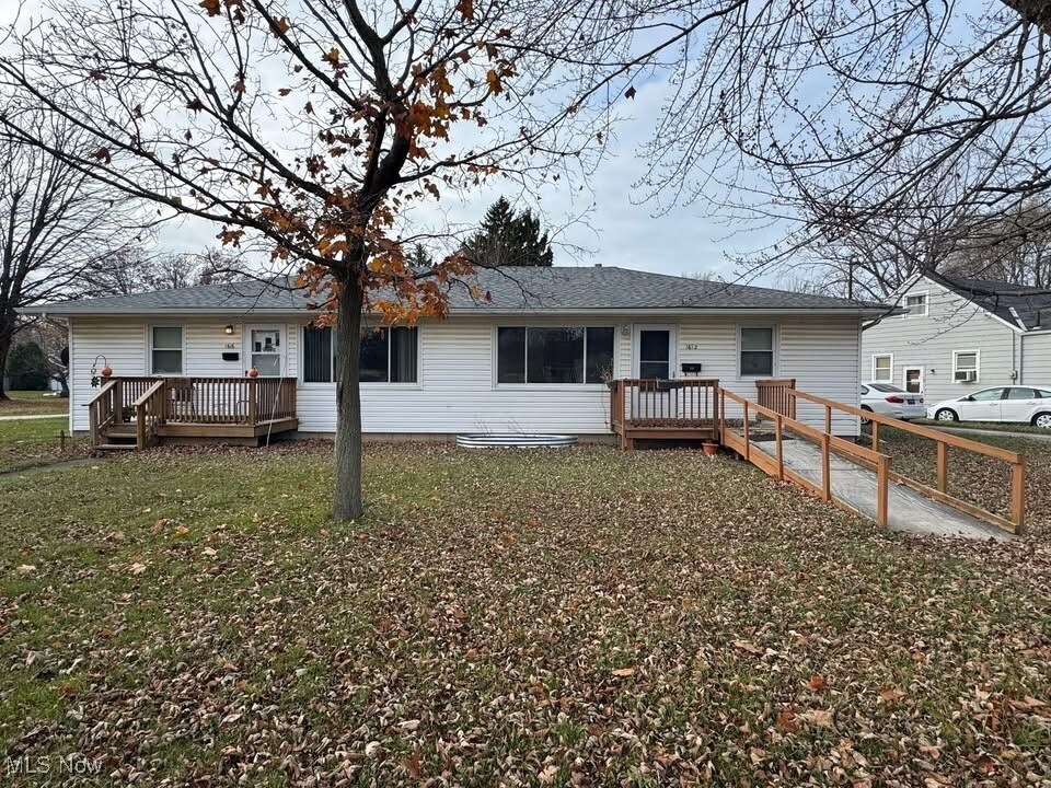 1612 Maple Dr in Lorain, OH - Building Photo