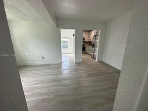 1090 NW 77th St in Miami, FL - Building Photo - Building Photo