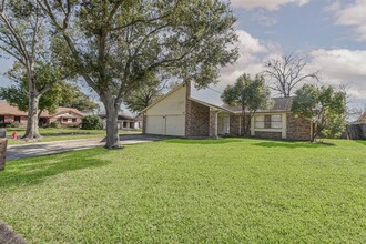 1102 Newport Blvd in League City, TX - Building Photo - Building Photo