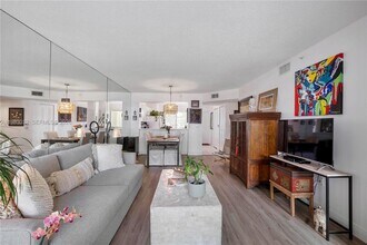 9580 Weldon Cir in Tamarac, FL - Foto de edificio - Building Photo