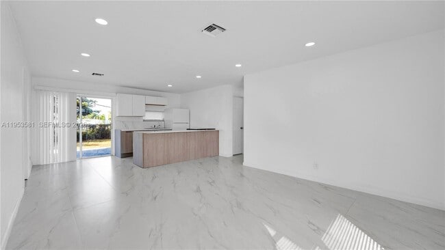 4285 SW 48th Ct in Fort Lauderdale, FL - Foto de edificio - Building Photo