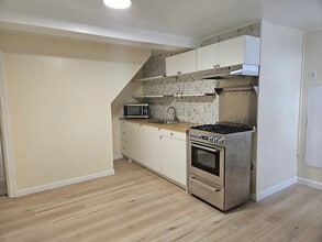 8718 31st Ave, Unit 1BR BASEMENT w/Utilities in East Elmhurst, NY - Foto de edificio - Building Photo