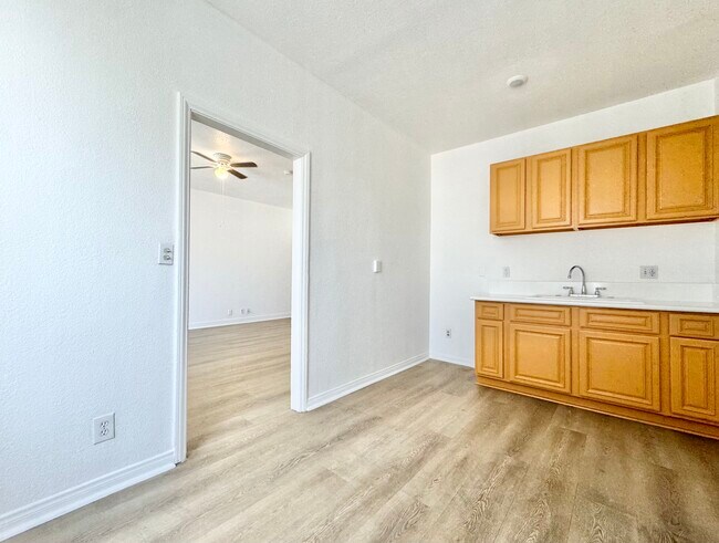 1200 S Hoover St in Los Angeles, CA - Building Photo - Building Photo