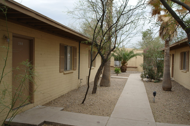 2406-2414 N Fair Oaks Ave in Tucson, AZ - Building Photo - Building Photo