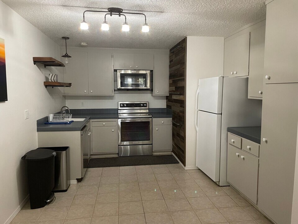 1281 Bonanza Ave in South Lake Tahoe, CA - Building Photo