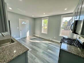 512 Centre St, Unit 1 in Boston, MA - Building Photo - Building Photo