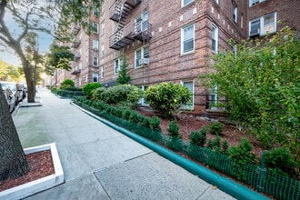 10255 67th Dr in Forest Hills, NY - Building Photo - Building Photo