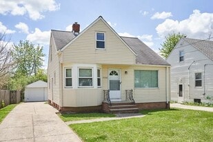 15318 Turney Rd in Maple Heights, OH - Building Photo