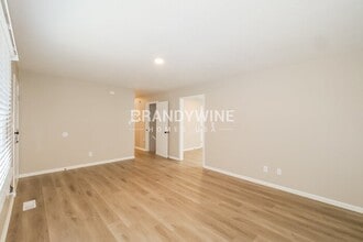 941 NE Bristol Dr, Unit 1 in Lee's Summit, MO - Foto de edificio - Building Photo