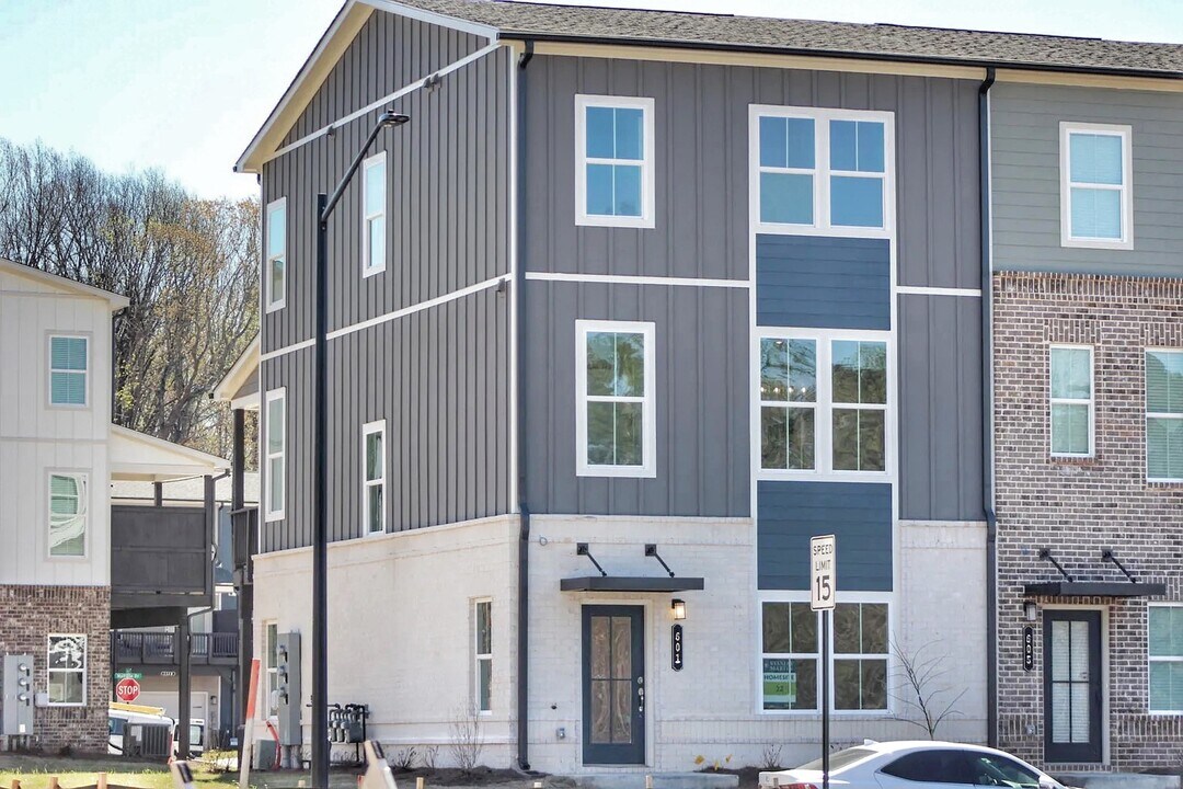 601 Tiller Way in Acworth, GA - Foto de edificio