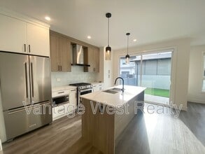 867-867 Morrison Ave in Kelowna, BC - Building Photo - Building Photo