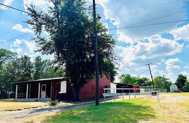 808 S Yosemite St in Iowa Park, TX - Foto de edificio - Building Photo