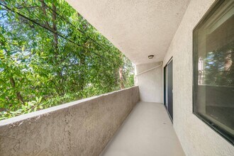 12244 Riverside Dr in Valley Village, CA - Building Photo - Building Photo