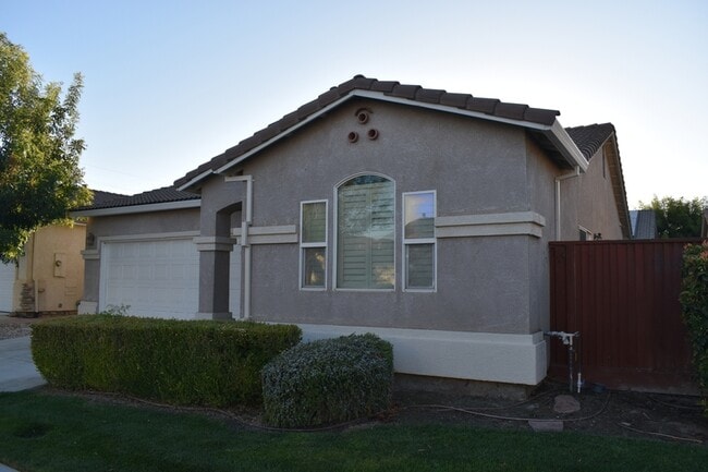 805 Vía Rosa in Los Banos, CA - Building Photo - Building Photo