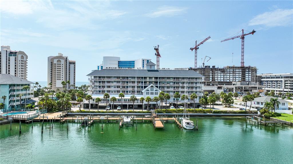 445 HAMDEN Dr in Clearwater Beach, FL - Foto de edificio