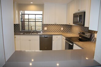 2227 Highland Hills Dr in Sugar Land, TX - Building Photo - Building Photo