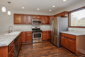 334 Hillcrest Ln in Lombard, IL - Building Photo - Building Photo