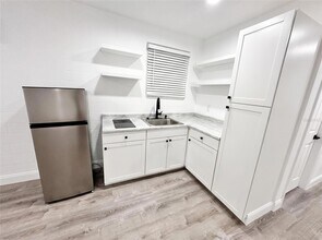 1017 Parkwood Dr in Ormond Beach, FL - Foto de edificio - Building Photo