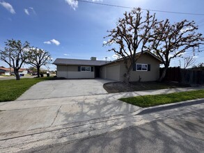 1412 Mildred St in Hanford, CA - Building Photo - Building Photo
