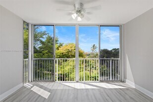 4200 Hillcrest Dr in Hollywood, FL - Building Photo