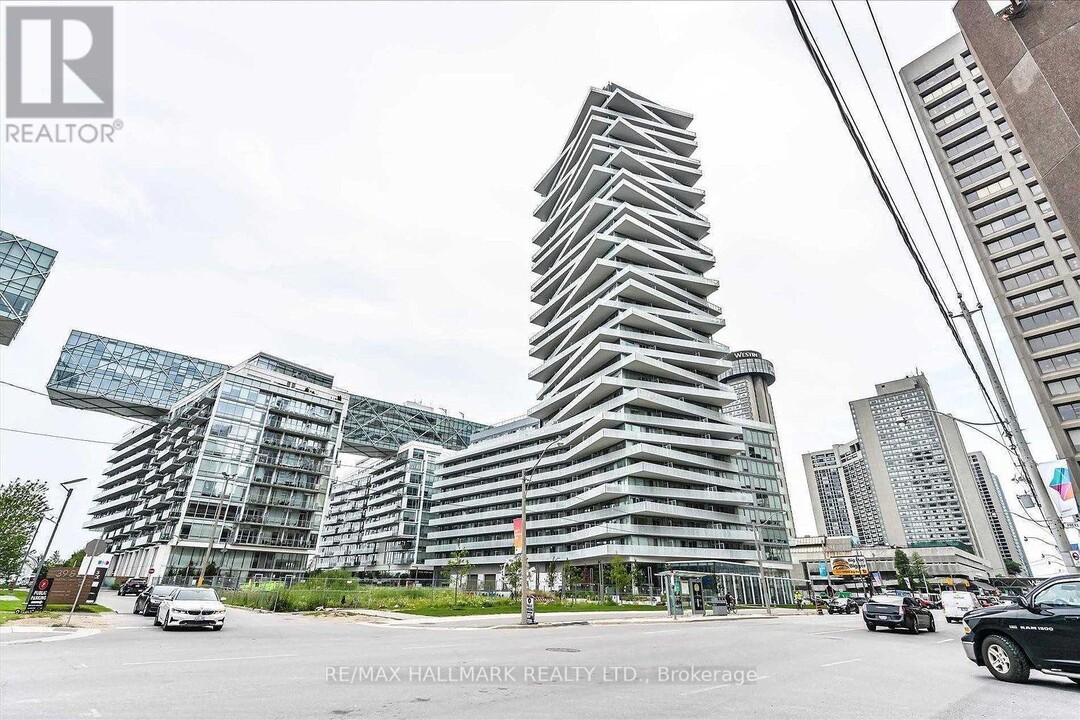 15-315 Queens Quay E in Toronto, ON - Building Photo