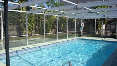 1201 S 19th Ave in Hollywood, FL - Building Photo - Building Photo