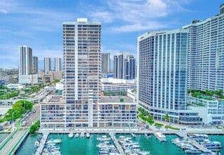 555 NE 15th St, Unit 32 in Miami, FL - Foto de edificio - Building Photo