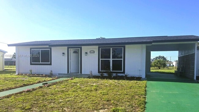 22335 Montrose Ave in Port Charlotte, FL - Building Photo - Building Photo