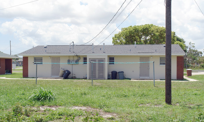 608-610 Barbara Jenkins St in Cocoa, FL - Building Photo - Building Photo