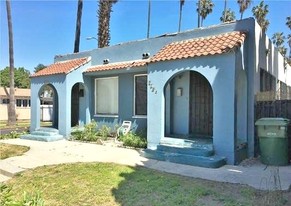 5700 S Van Ness Ave in Los Angeles, CA - Building Photo