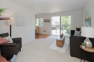 911 N 73rd St, Unit 302 in Seattle, WA - Building Photo