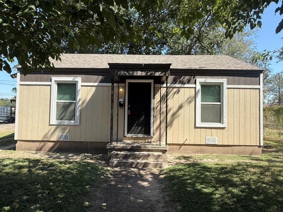 2744 Center in Odessa, TX - Building Photo