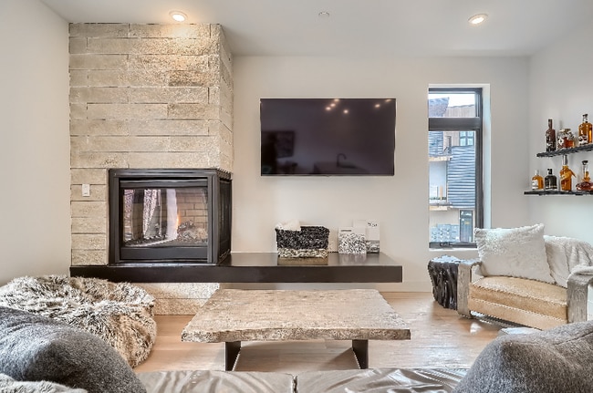 930 Blue River Pkwy in Silverthorne, CO - Foto de edificio - Building Photo