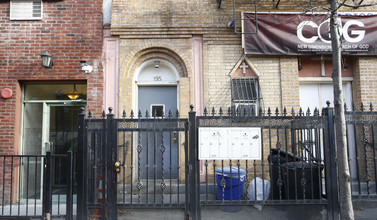 195 Johnson Ave in Brooklyn, NY - Foto de edificio - Building Photo