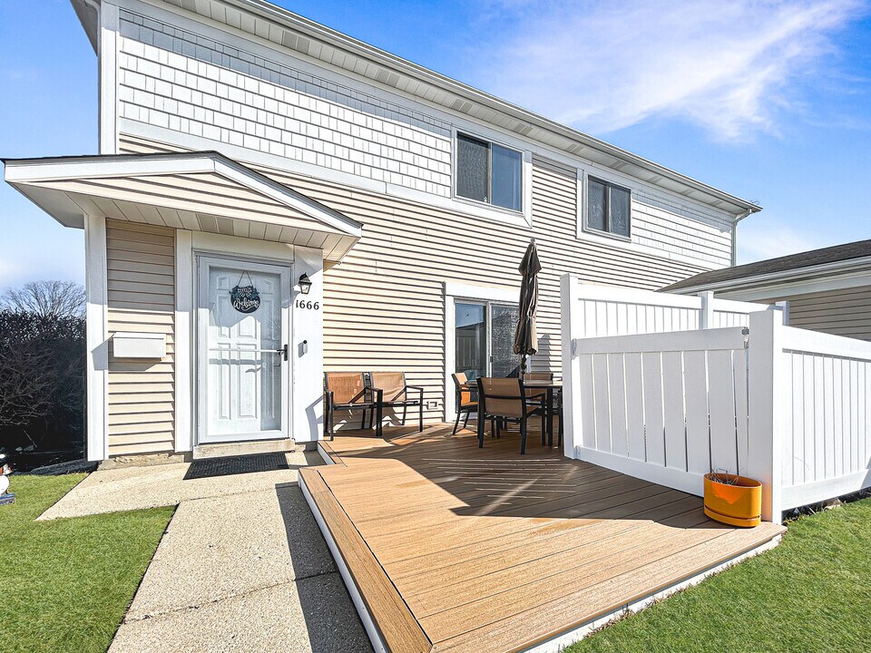 1666 Cornell Dr in Hoffman Estates, IL - Building Photo