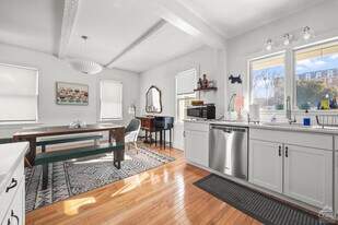 72 N 6th St in Hudson, NY - Building Photo