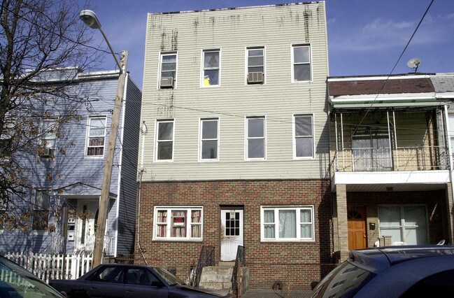 516 12th St in Union City, NJ - Building Photo - Building Photo