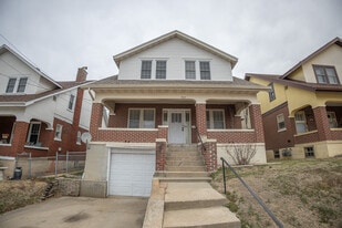 927 E Dunklin St in Jefferson City, MO - Building Photo