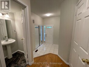 2350-2350 Britannia Rd W in Mississauga, ON - Building Photo - Building Photo