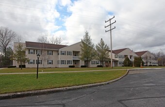 Kings Queens Court Apt Apartments And Nearby Auburn For Village At Auburn Grove1 Bedroom 920 Building Photo
