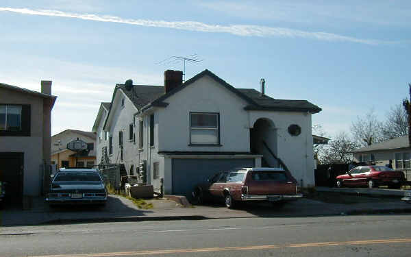 6423 Bancroft Ave in Oakland, CA - Building Photo