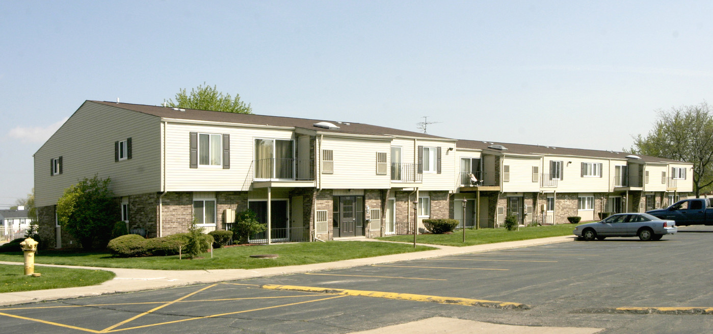 Fern Hill Manor Condominiums in Clinton Township, MI - Building Photo