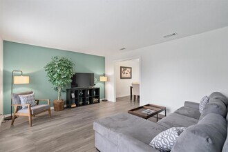 405 E Logan St in Round Rock, TX - Foto de edificio - Building Photo