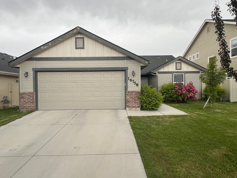 16758 N Braxton Ave in Nampa, ID - Foto de edificio