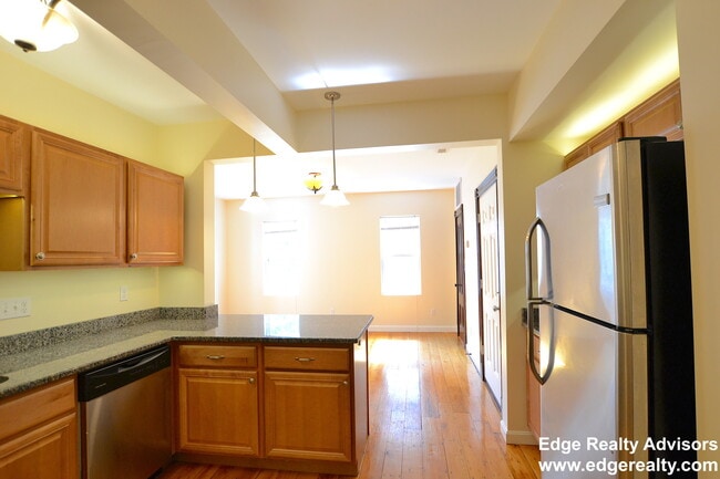 5 Smythe St, Unit 2 in Brookline, MA - Foto de edificio - Building Photo