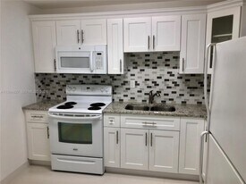 5530 N Lakewood Cir in Margate, FL - Building Photo