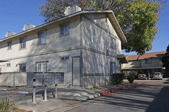 Peppertree Apartments in Coalinga, CA - Foto de edificio - Building Photo