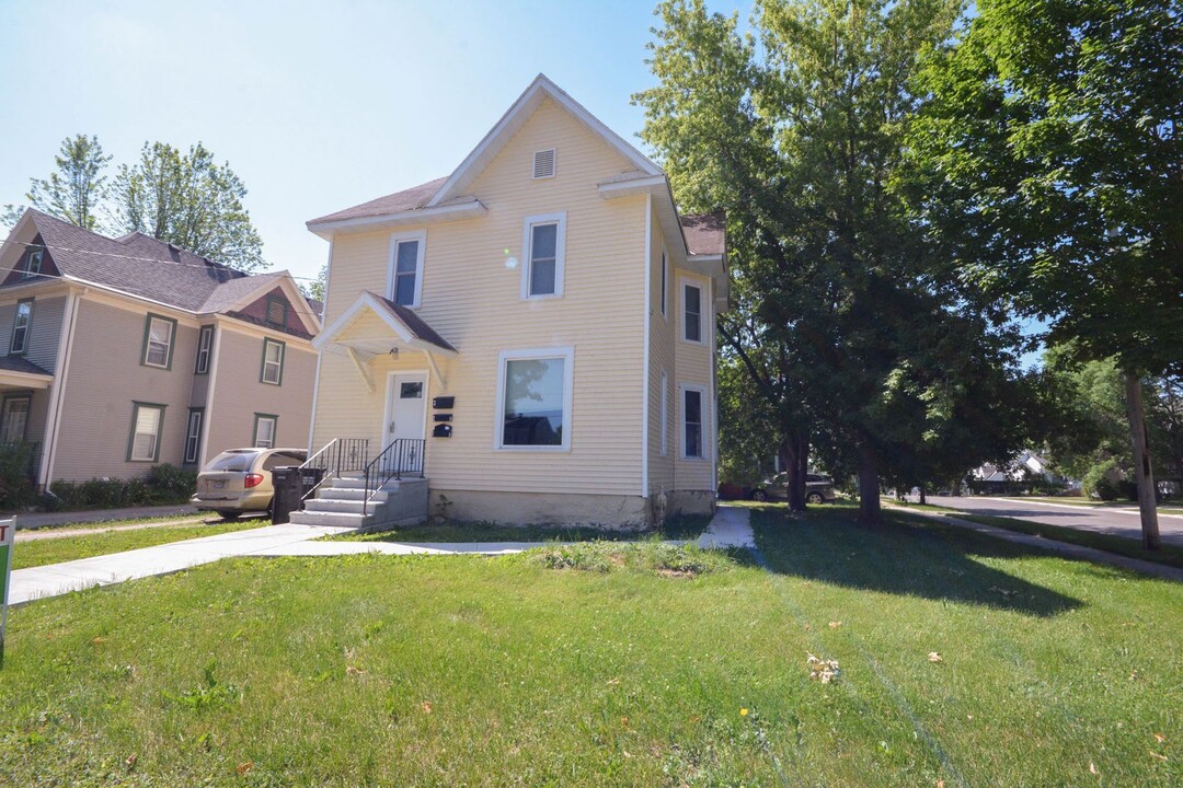 107 3rd Ave SW in Austin, MN - Foto de edificio